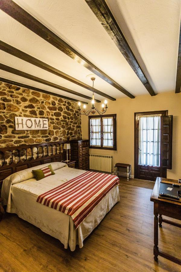 Posada Real La Montanesa Corrales De Buelna Екстериор снимка