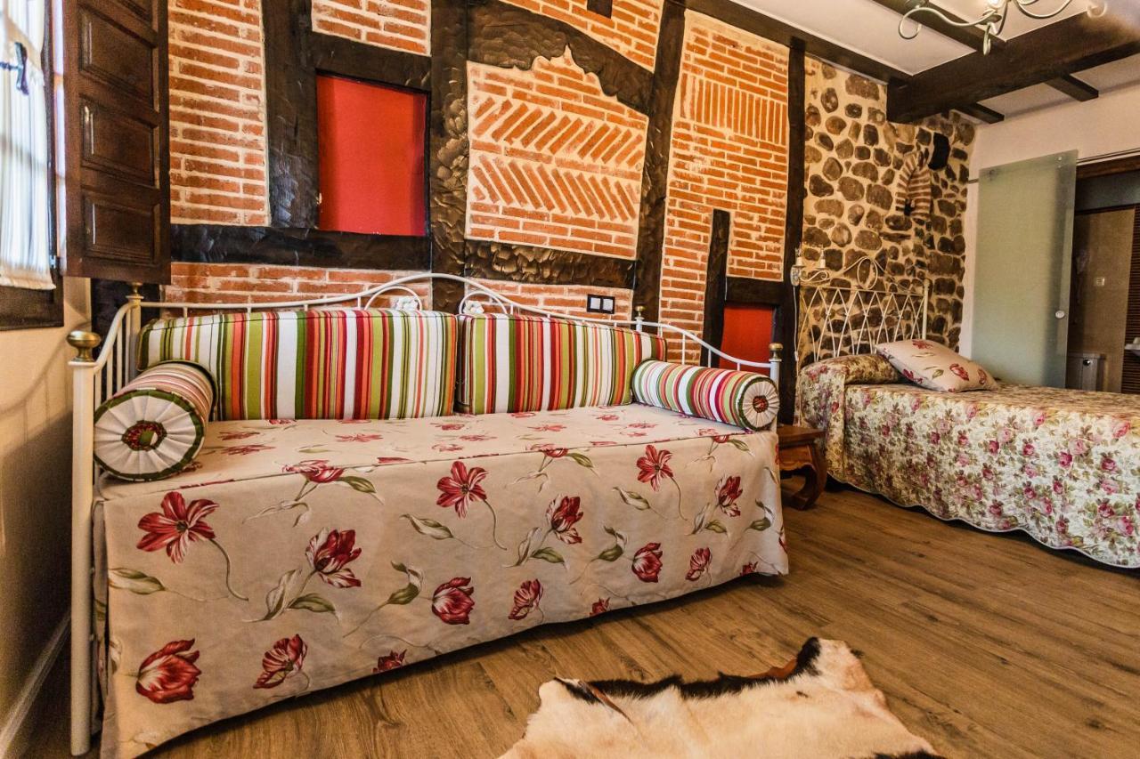 Posada Real La Montanesa Corrales De Buelna Екстериор снимка